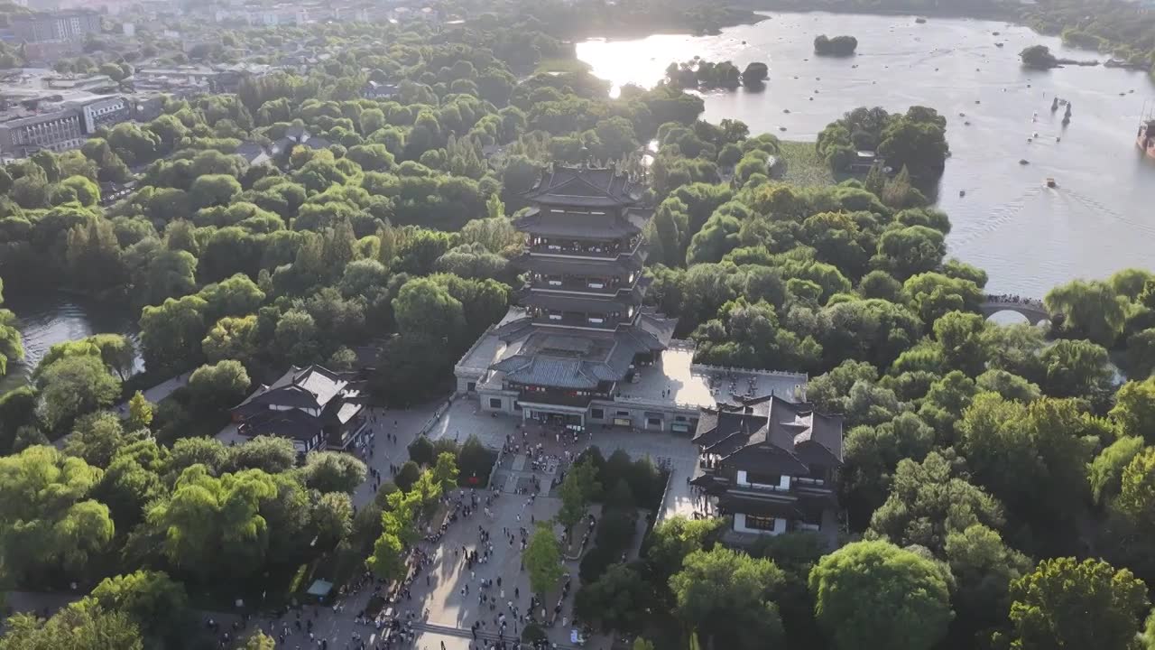 航拍济南大明湖视频素材画面1