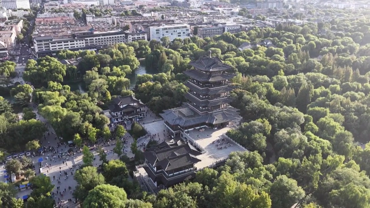 航拍济南大明湖视频素材画面3