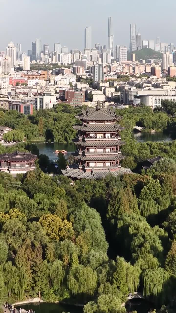 航拍济南大明湖视频素材画面1