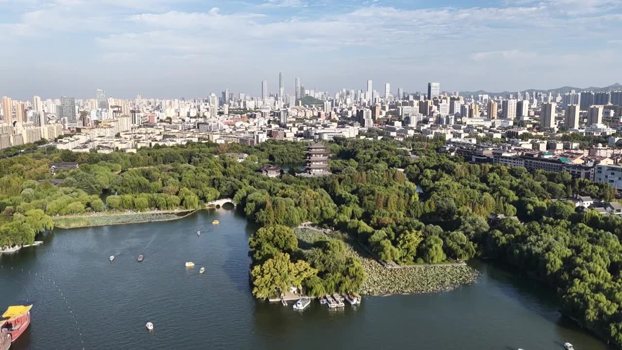 航拍济南大明湖视频素材画面1