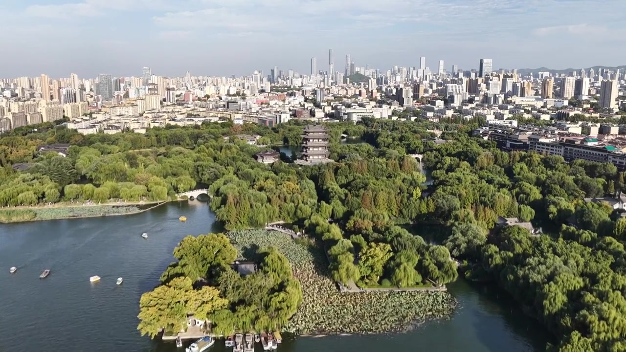 航拍济南大明湖视频素材画面3