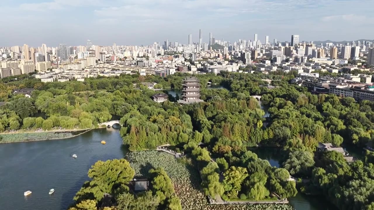 航拍济南大明湖视频素材画面4