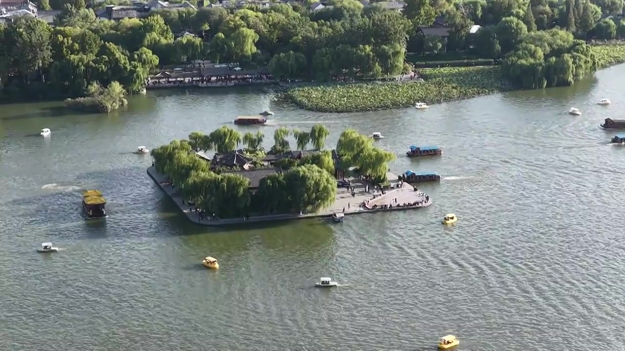 航拍济南大明湖视频素材画面3
