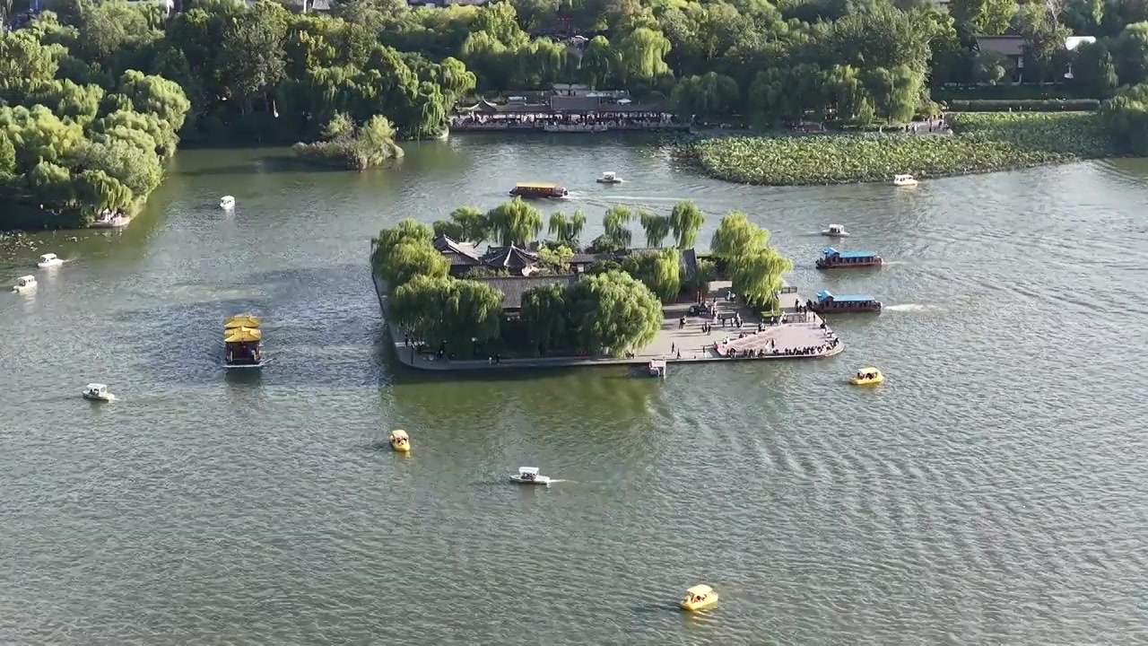 航拍济南大明湖视频素材画面4