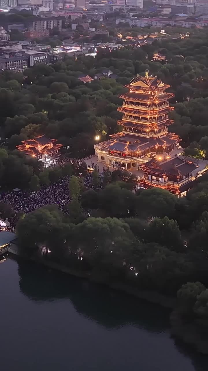 航拍济南大明湖夜景视频素材画面1