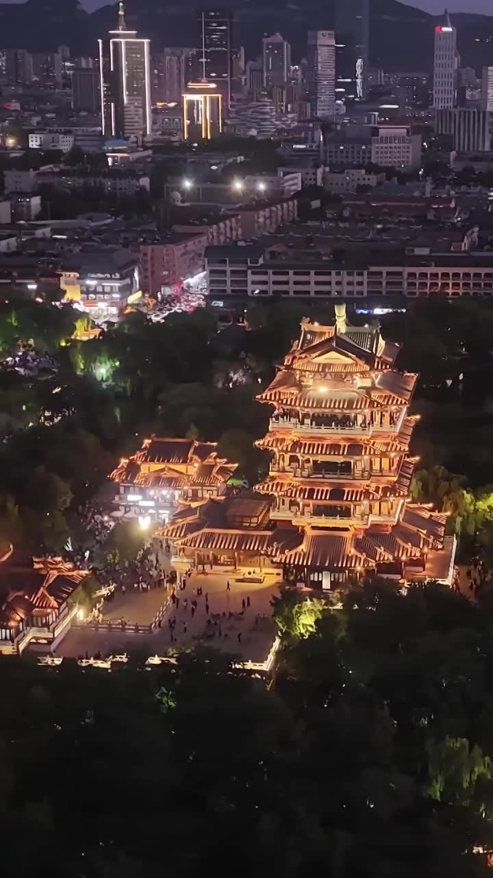 航拍济南大明湖夜景视频素材画面1