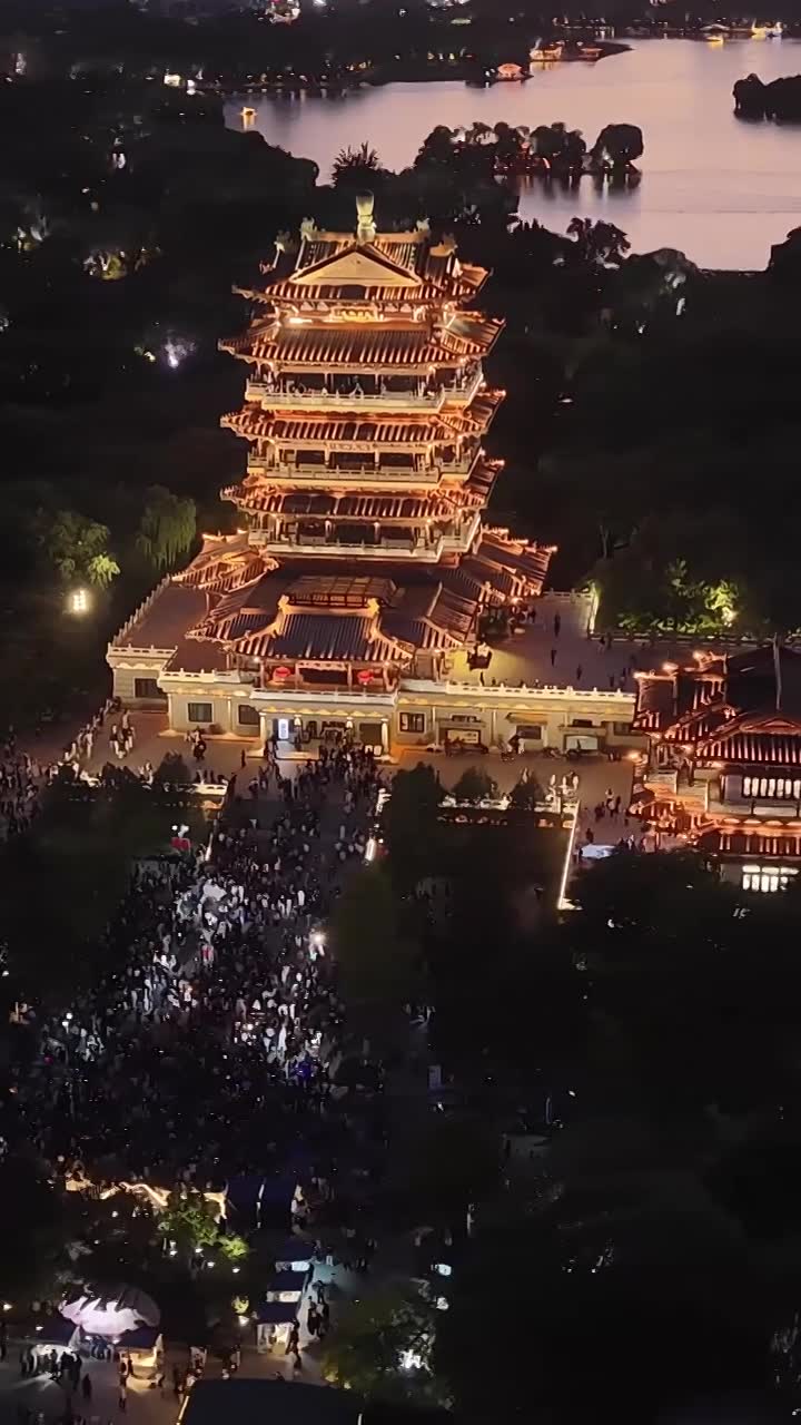 航拍济南大明湖夜景视频素材画面1