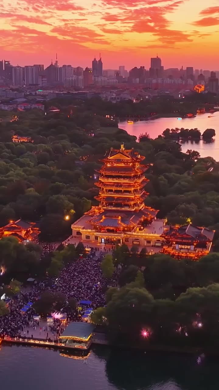 航拍济南大明湖夜景视频素材画面1