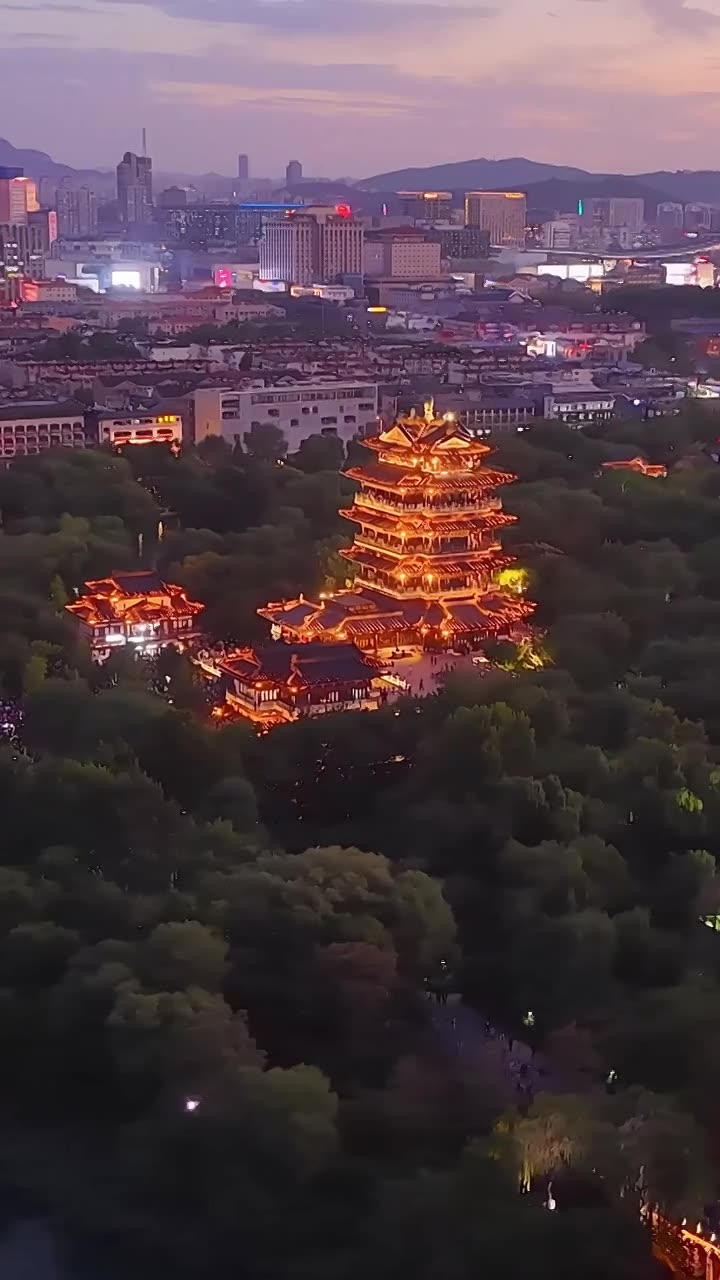 航拍济南大明湖夜景视频素材画面1