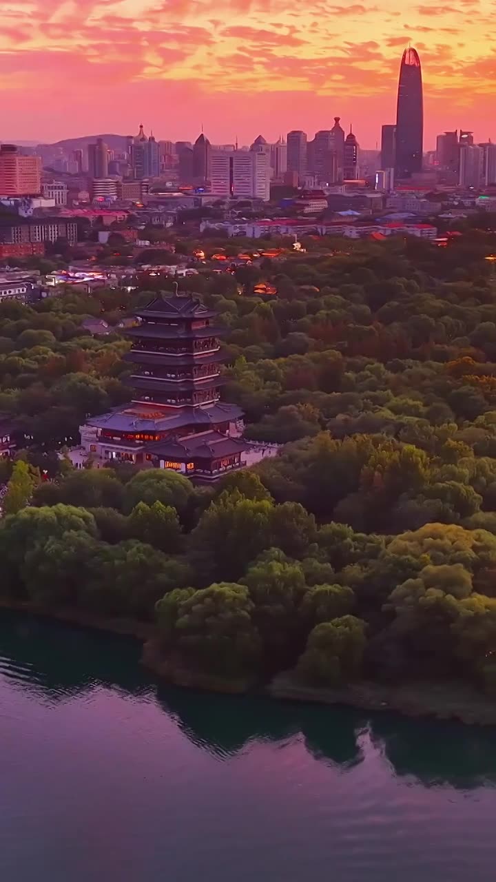 航拍济南大明湖晚霞视频素材画面1