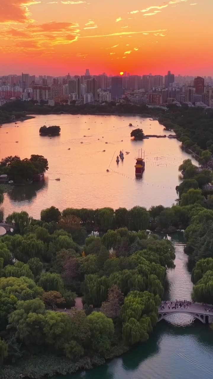 航拍济南大明湖晚霞视频素材画面1