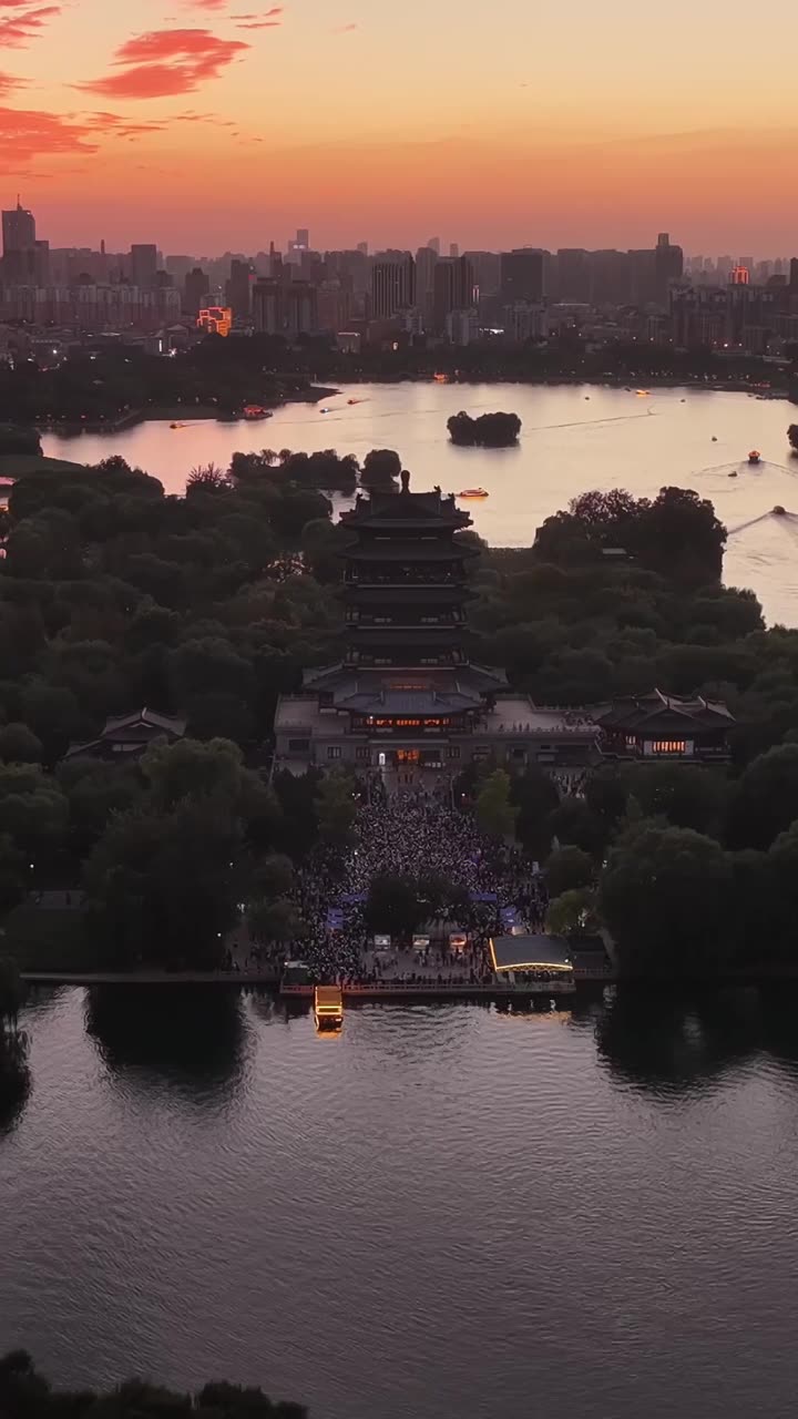 航拍济南大明湖晚霞视频素材画面1