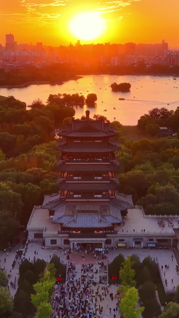航拍济南大明湖晚霞视频素材画面1