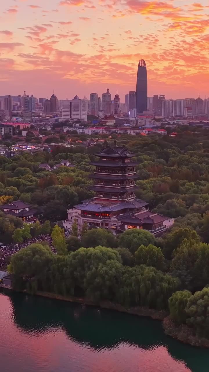 航拍济南大明湖晚霞视频素材画面1