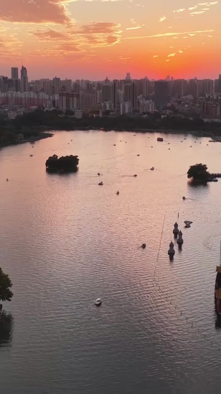 航拍济南大明湖晚霞视频素材画面1