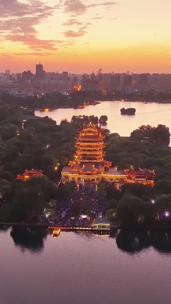 航拍济南大明湖晚霞视频素材画面1