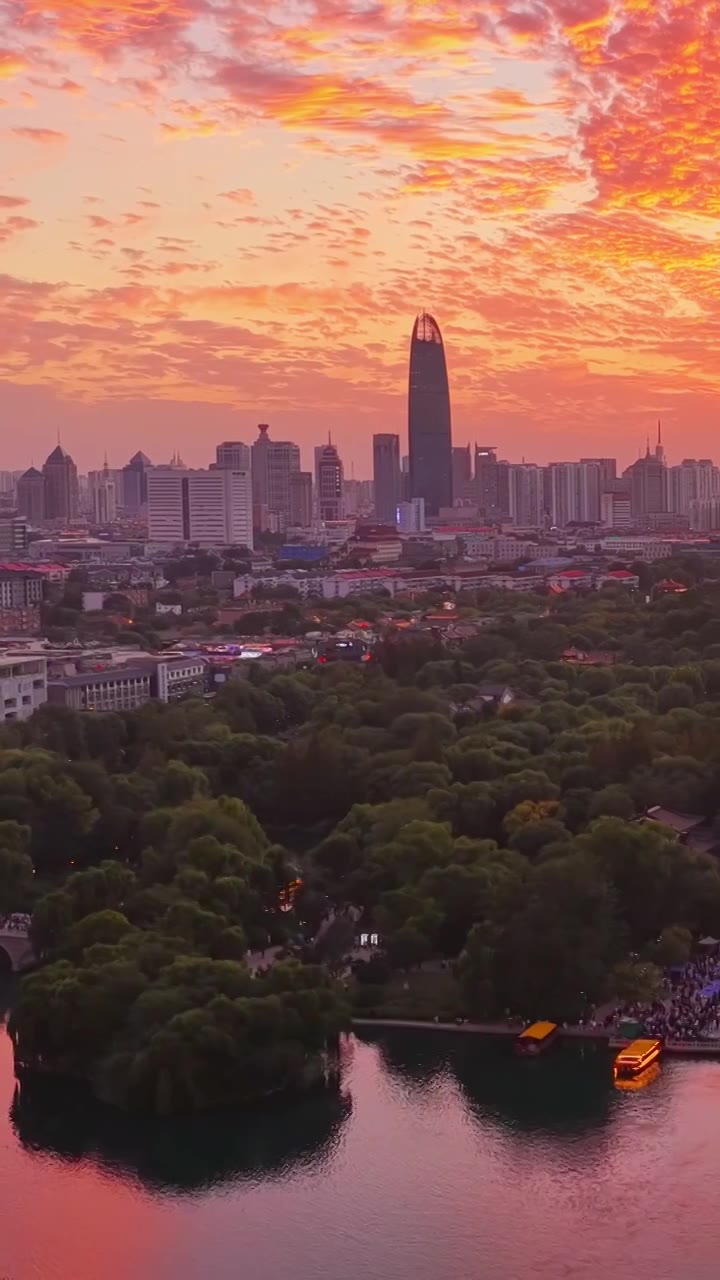 航拍济南大明湖晚霞视频素材画面1