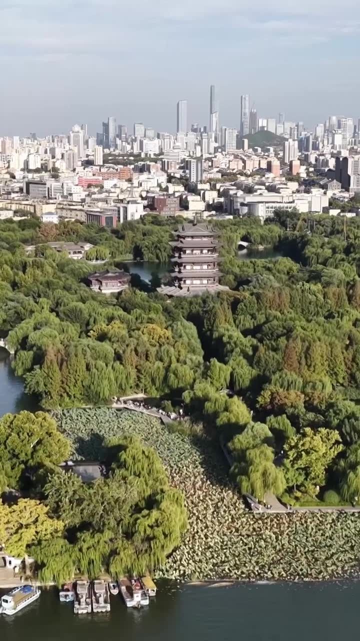 航拍济南大明湖视频素材画面1