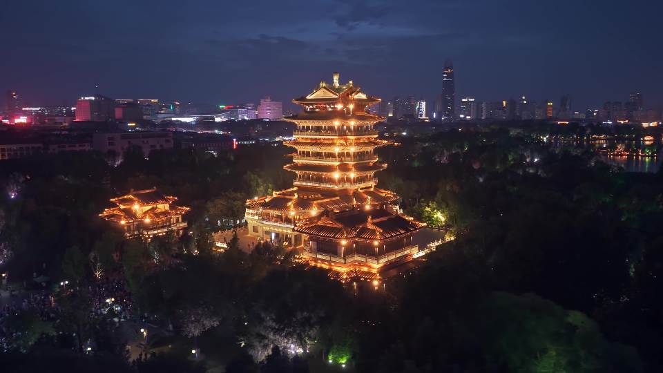 济南超然楼亮灯夜景4K视频素材画面1