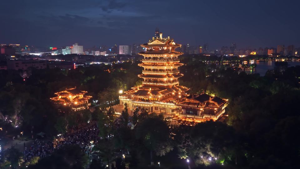 济南超然楼亮灯夜景4K视频素材画面2