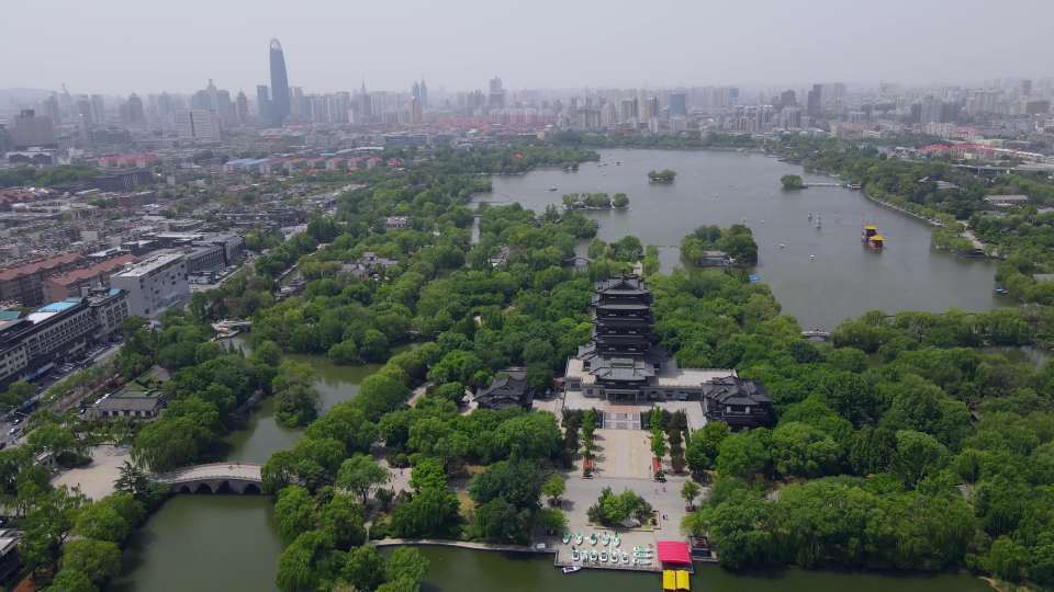 济南大明湖城市中心绿肺湖泊航拍视频素材画面2