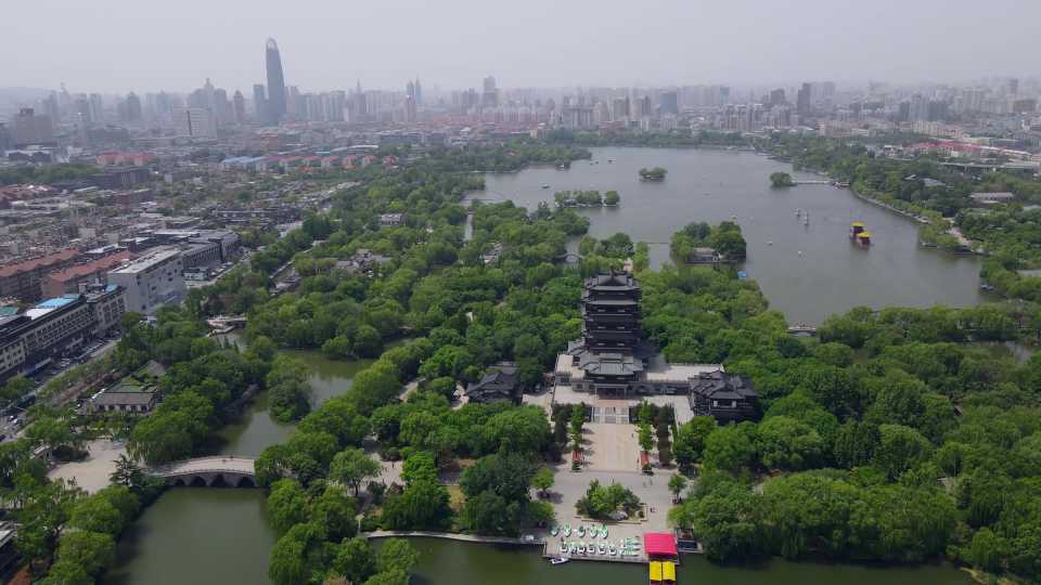 济南大明湖城市中心绿肺湖泊航拍视频素材画面3