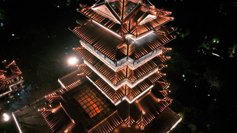济南超然楼 古建楼阁夜景航拍视频素材画面1