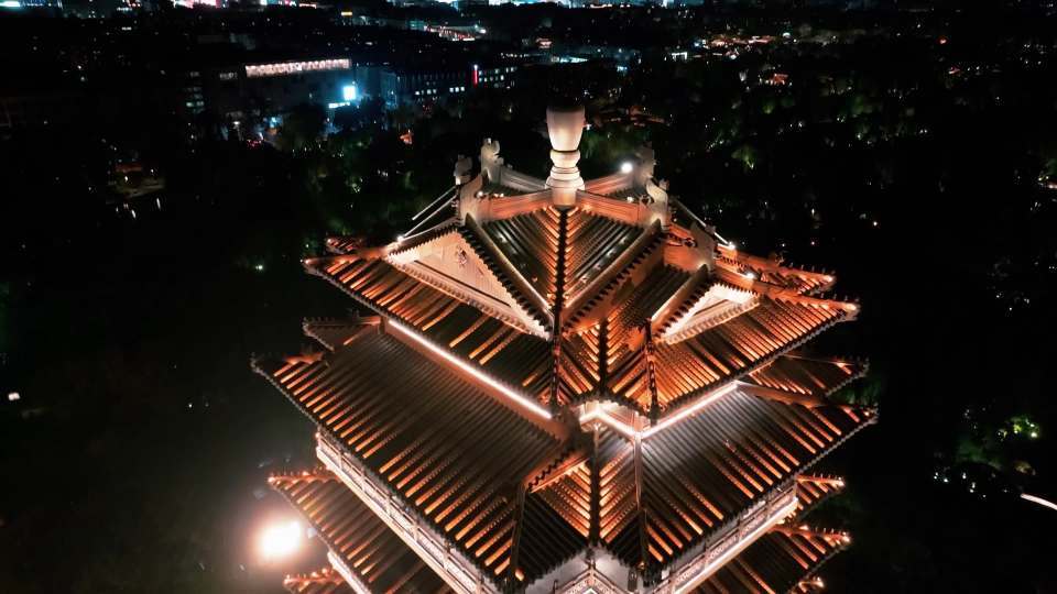 济南超然楼 古建楼阁夜景航拍视频素材画面2