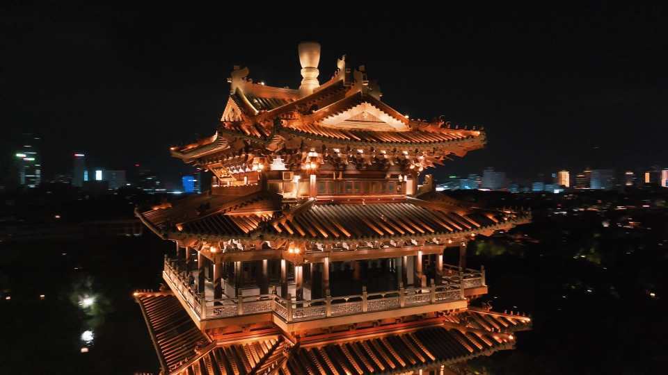 济南超然楼 古建楼阁夜景航拍视频素材画面4