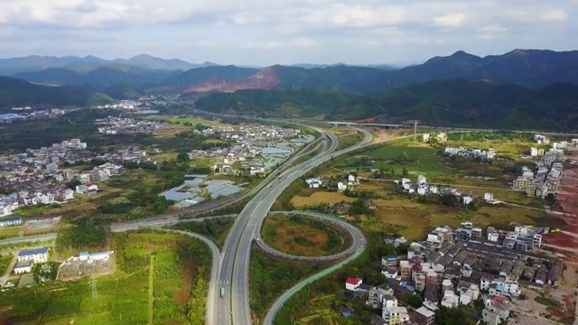 航拍大广高速公路江西龙南北枢纽里仁互通视频素材