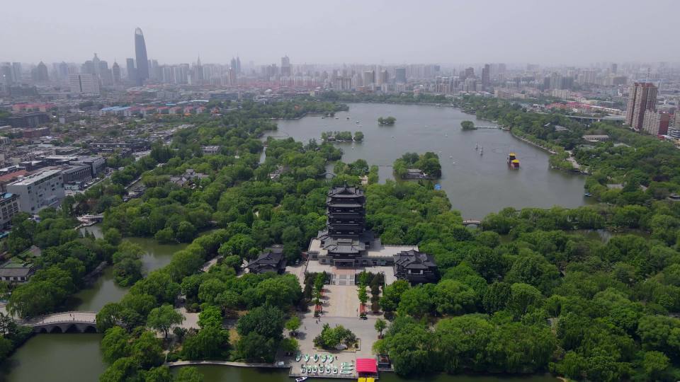 济南 大明湖城市公园航拍全景视频素材画面1