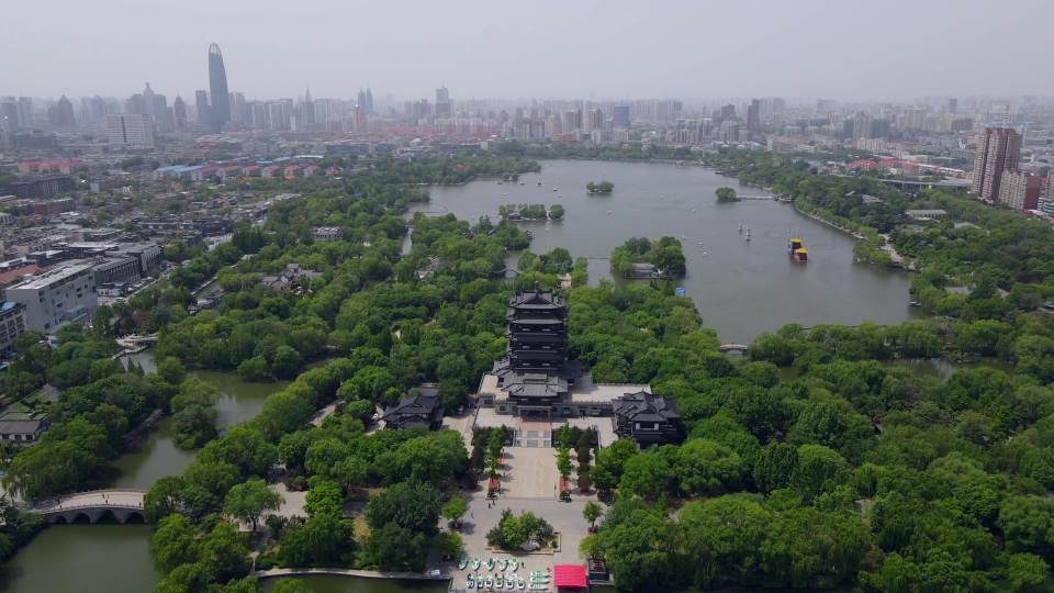 济南 大明湖城市公园航拍全景视频素材画面2