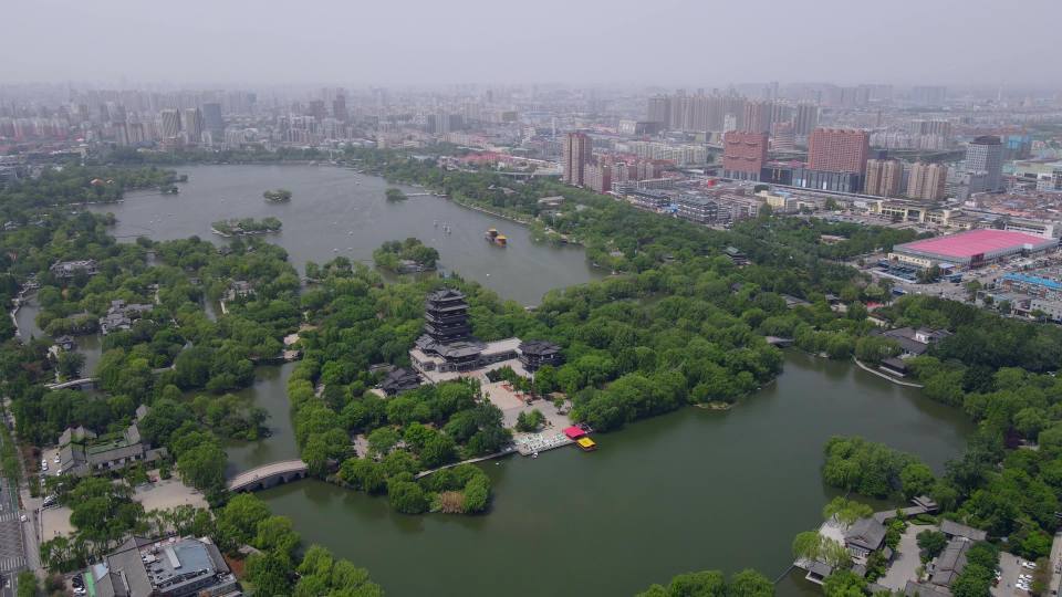 济南大明湖航拍城市湖泊公园全景视频素材画面1