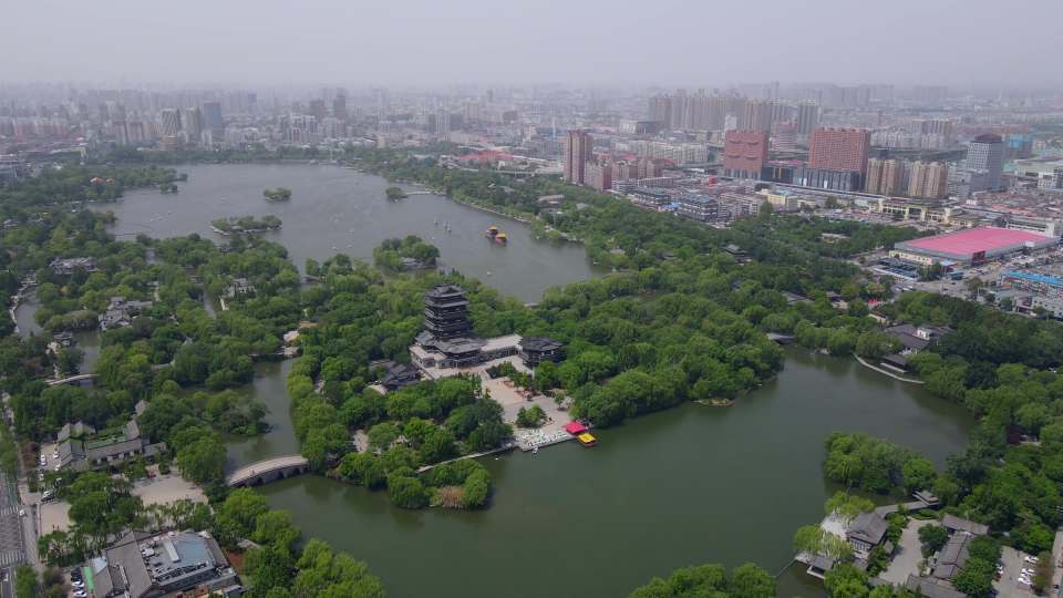 济南大明湖航拍城市湖泊公园全景视频素材画面3