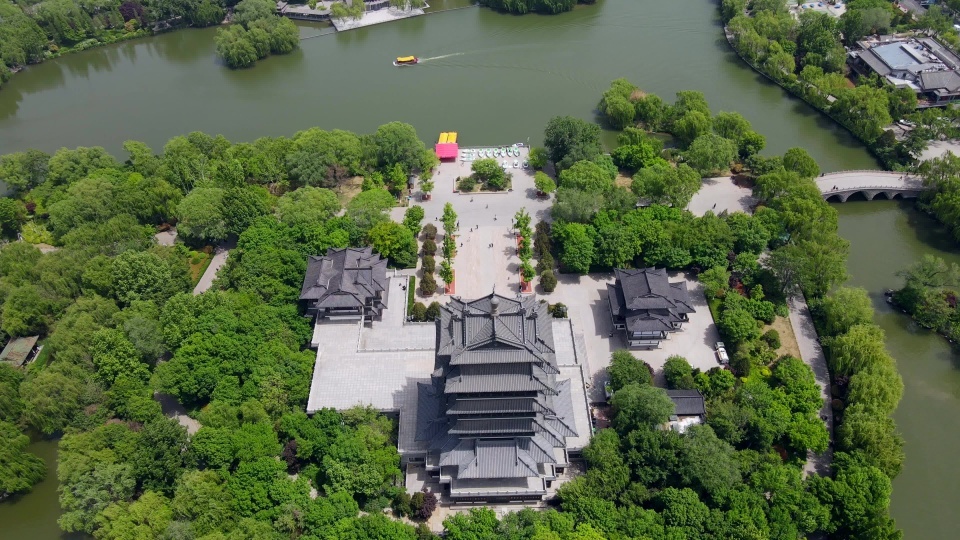 济南大明湖水上园林景观航拍视频素材画面1