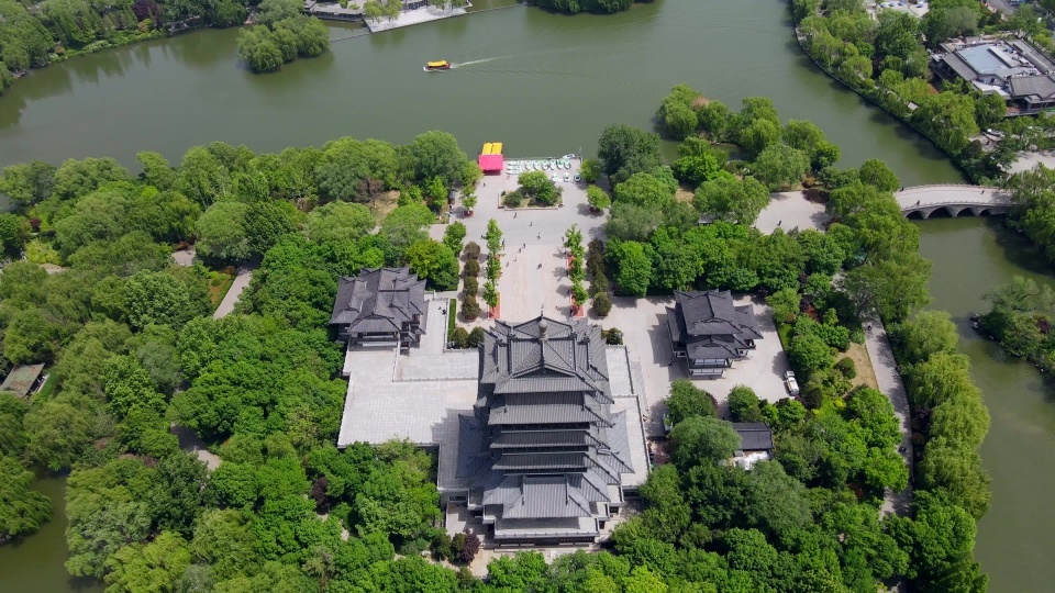 济南大明湖水上园林景观航拍视频素材画面4