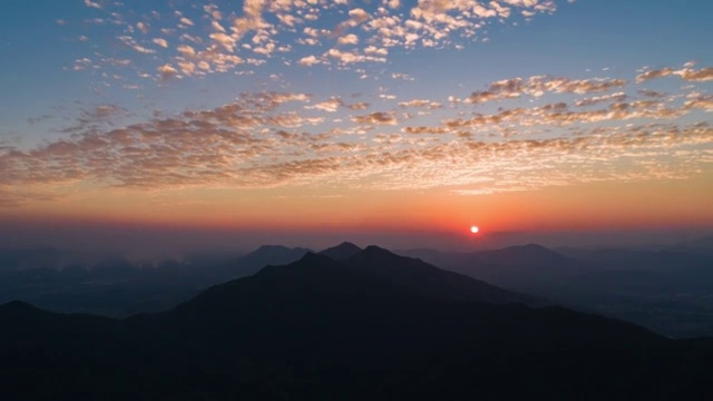 日落群山彩霞漫天视频素材