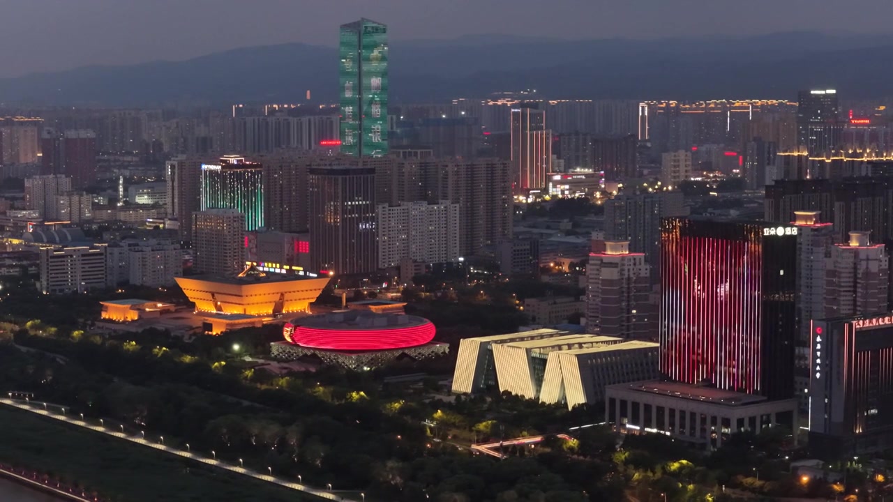 太原博物院商圈夜景视频素材画面3