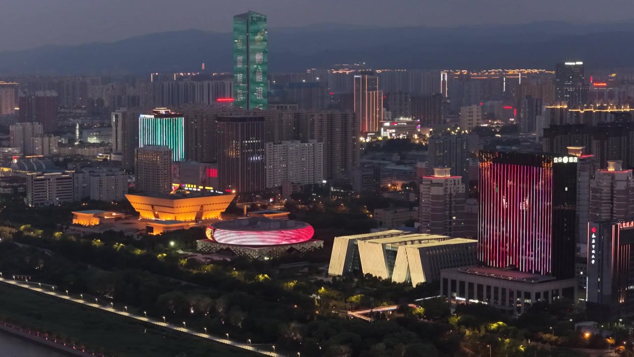 太原博物院商圈夜景视频素材画面4