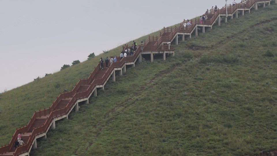 大同火山地质公园狼窝山火山口环山栈道视频素材画面1