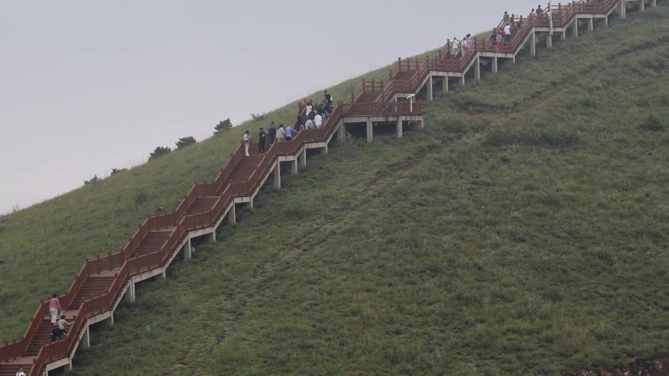 大同火山地质公园狼窝山火山口环山栈道视频素材画面2