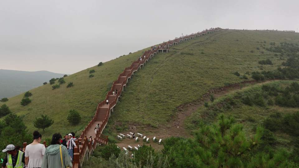 大同火山地质公园狼窝山火山口环山栈道视频素材画面4