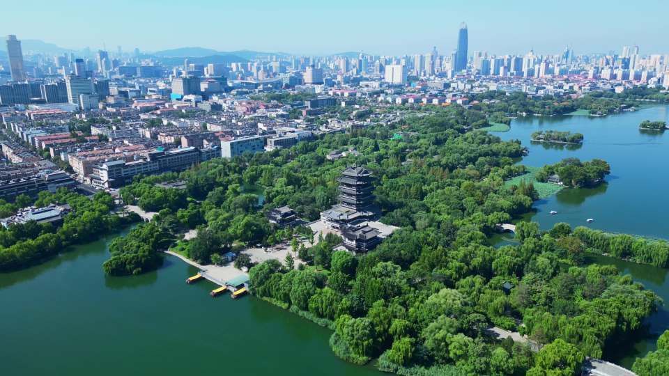 济南大明湖超然楼航拍【4K60】视频素材画面1
