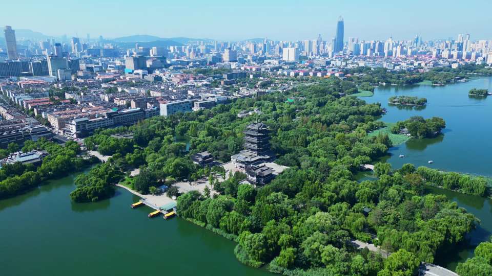 济南大明湖超然楼航拍【4K60】视频素材画面2