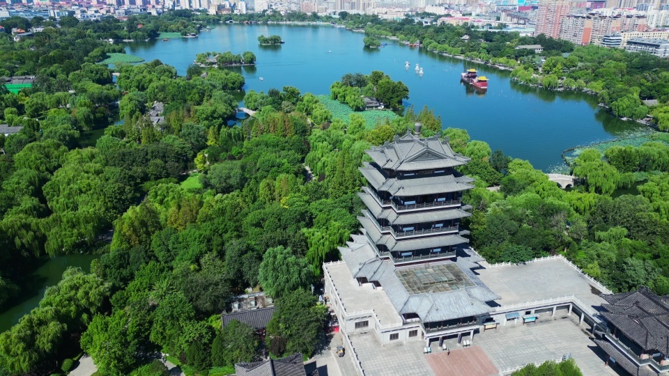 济南大明湖超然楼航拍【4K60】视频素材画面1