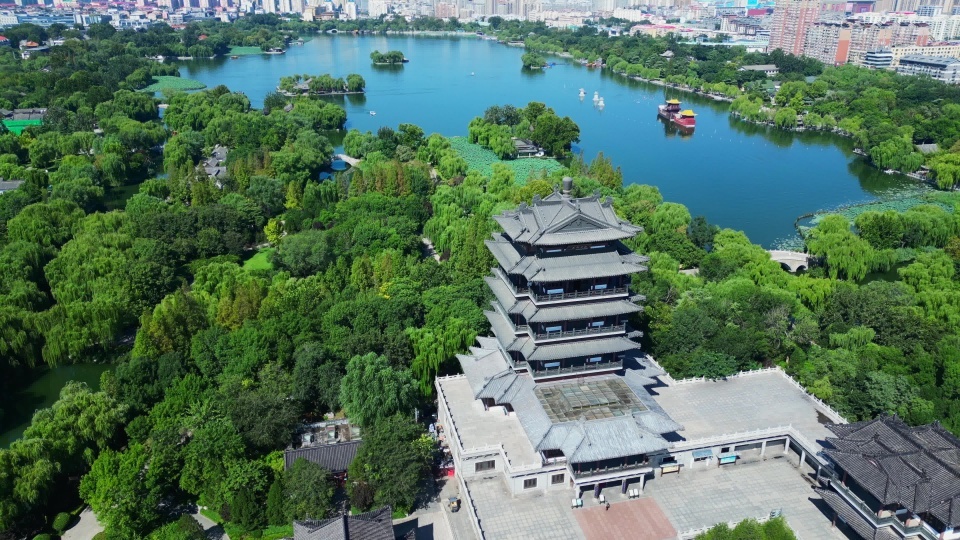 济南大明湖超然楼航拍【4K60】视频素材画面3