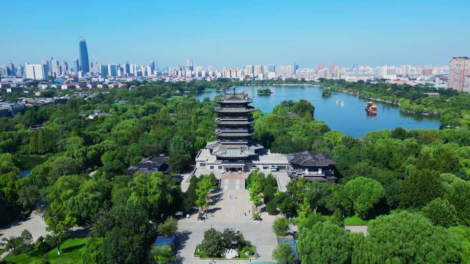 济南大明湖超然楼航拍【4K60】视频素材画面1