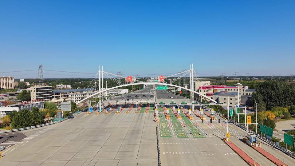 保定雄安新区京雄高速公路航拍视频素材画面2