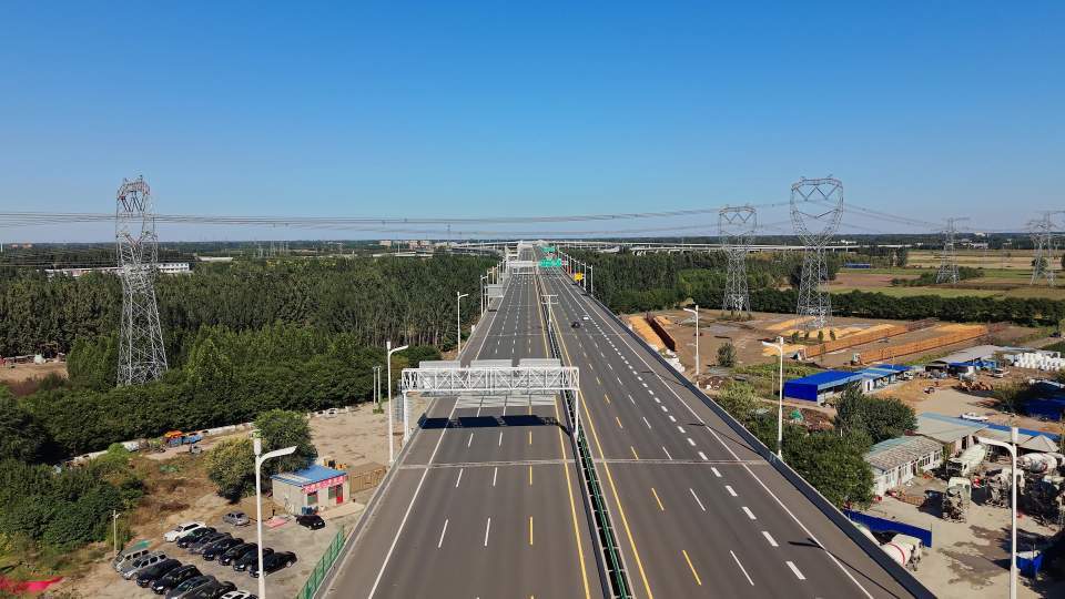 保定雄安新区京雄高速公路航拍视频素材画面4