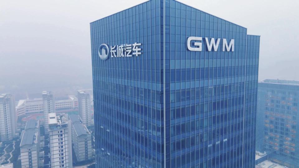 城市广场地标航拍 保定商业商场建筑群全景视频素材画面1